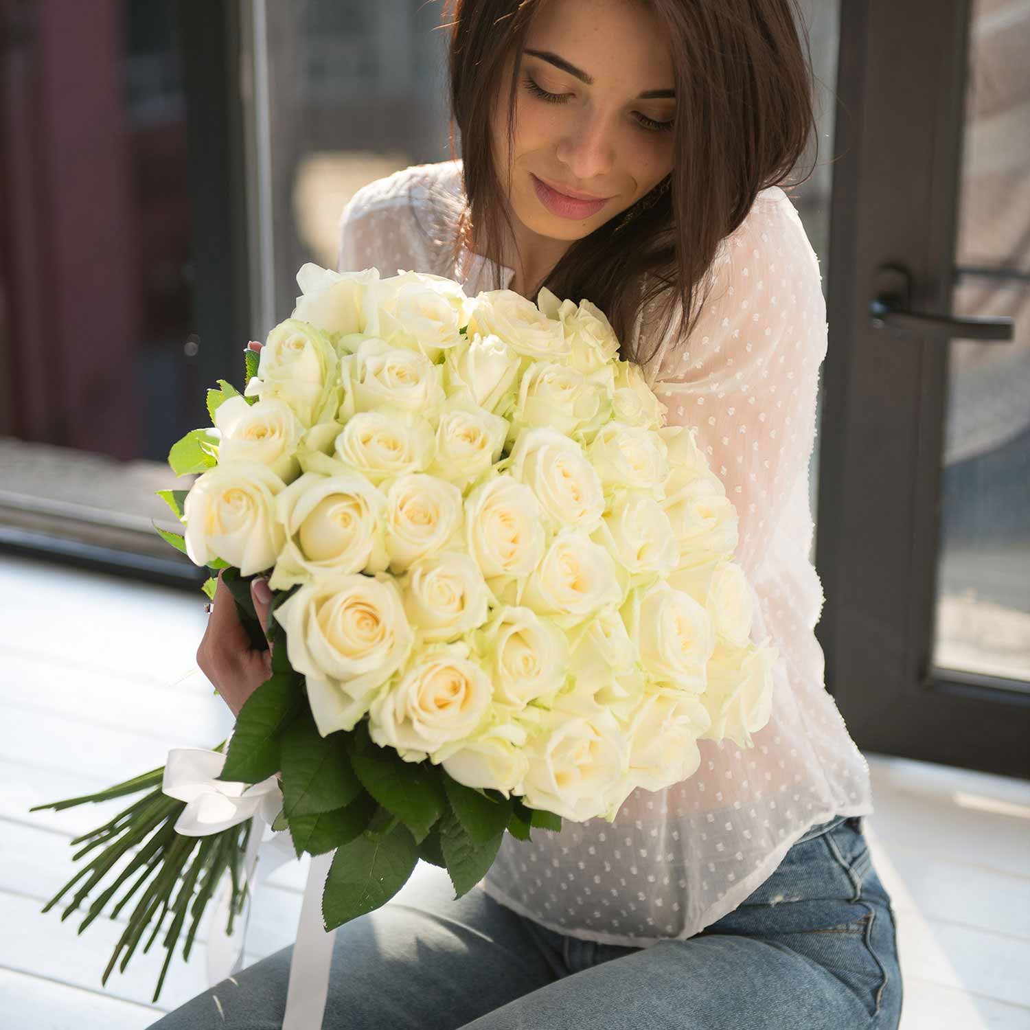 Белые розы Аваланш 60 см поштучно - Купить цветы