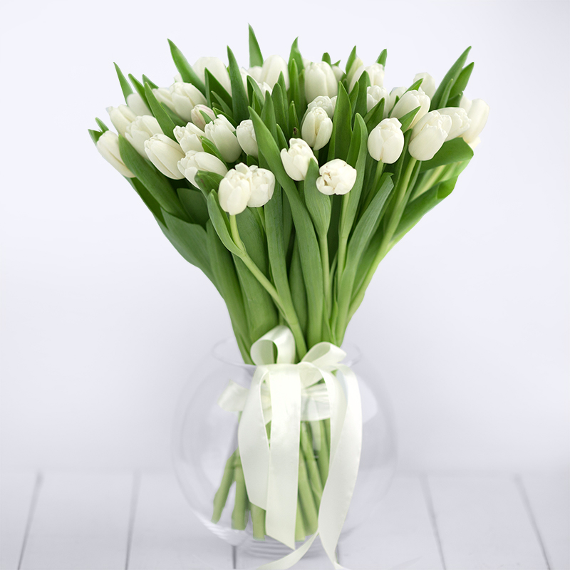 Доставка цветов в Москве. Букет из 45 белых тюльпанов - Купить цветы.